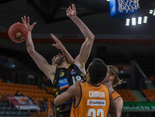 接应左路传 接应左路传